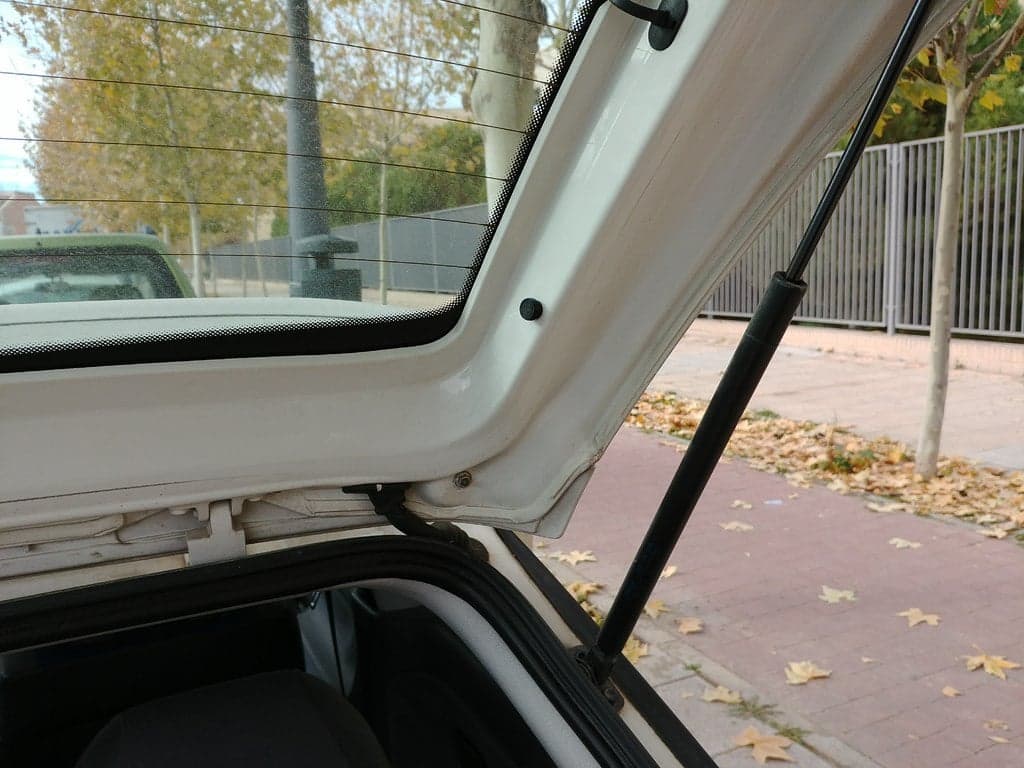 Seat Ibiza trunk clip / pieza maletero