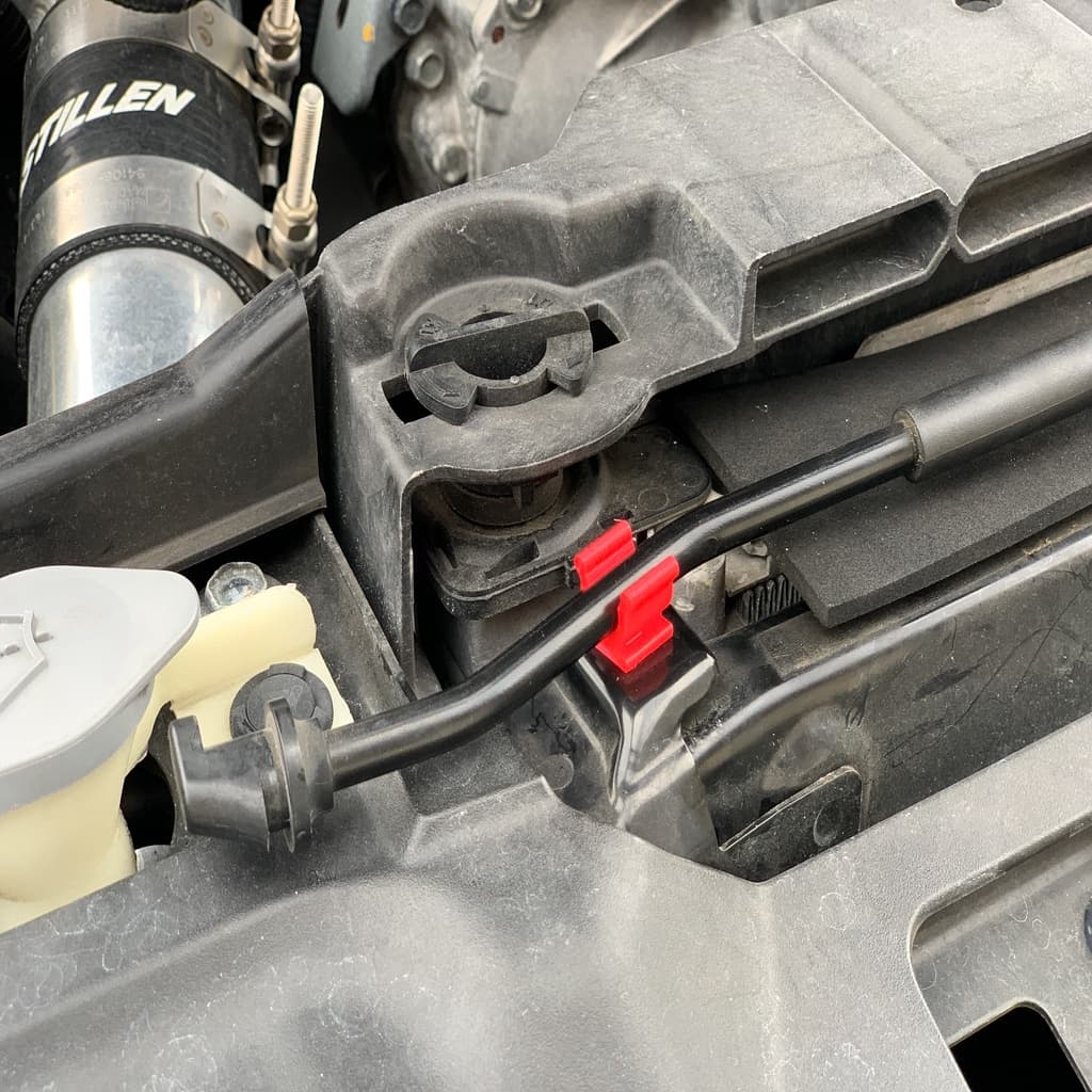 Nissan hood prop rod clip