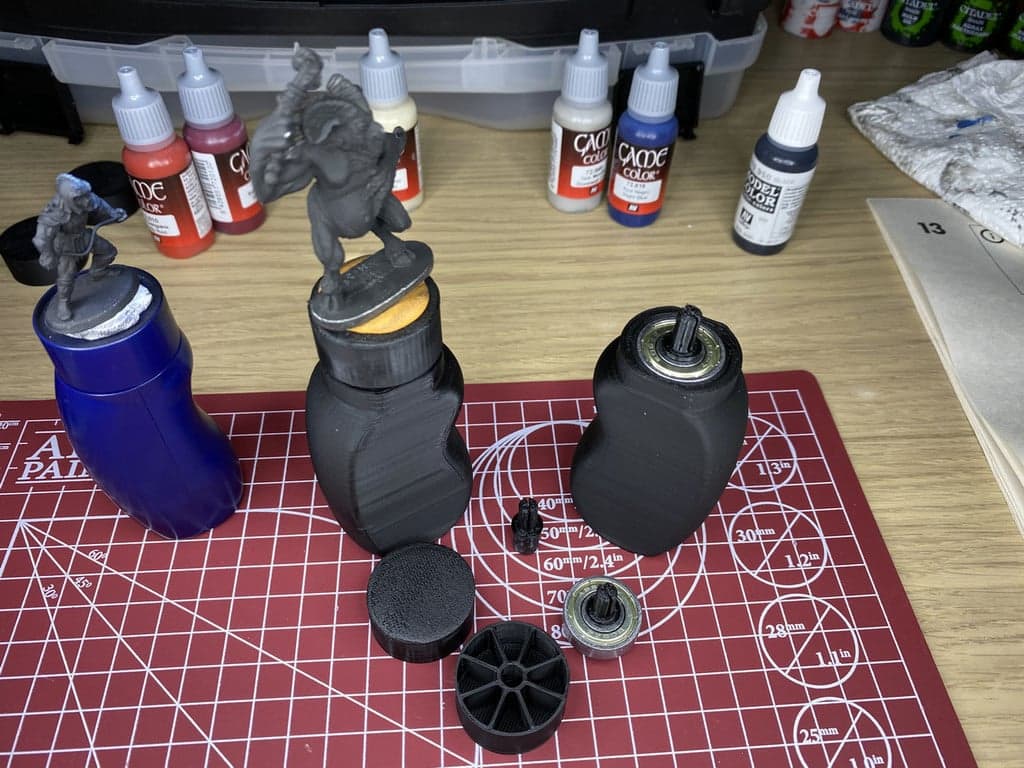 Miniature hand holder with rotative cup