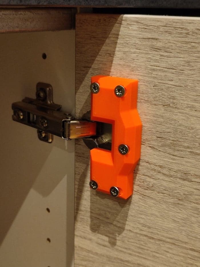Brace for cupboard hinge
